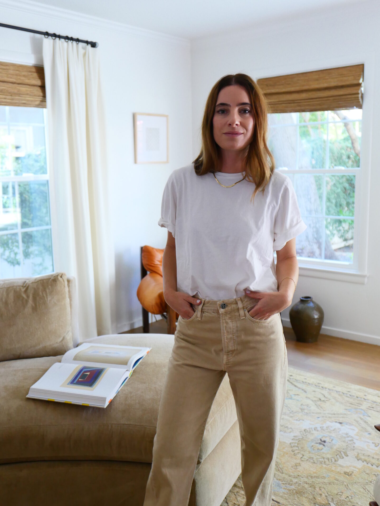 Alicia Lund blogger wearing Creamy Beige jeans and white shirt